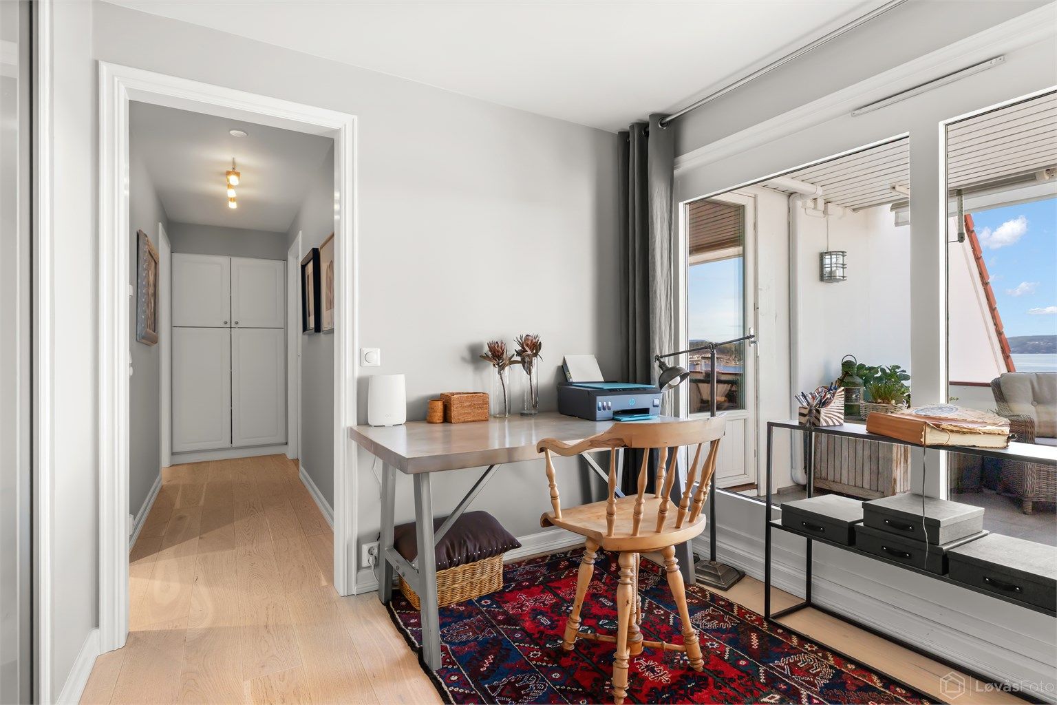 Et eget kontor gir fleksibilitet for hjemmearbeid. Rommet har parkett og innebygd garderobe.