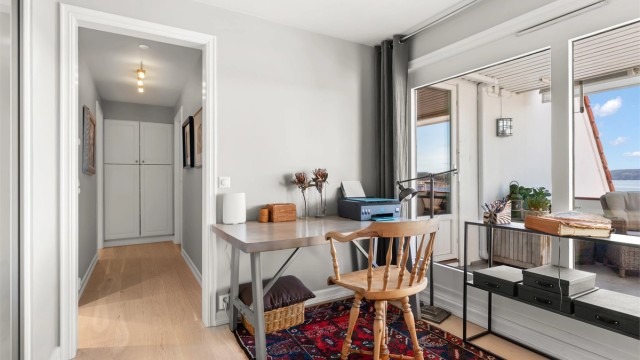 Et eget kontor gir fleksibilitet for hjemmearbeid. Rommet har parkett og innebygd garderobe.