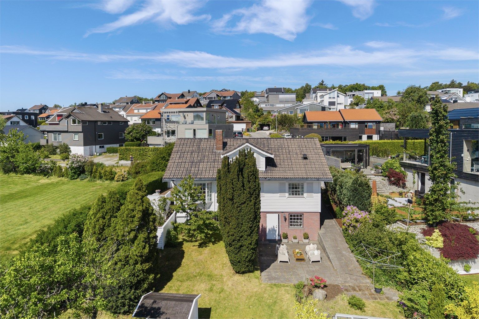  Attraktiv og barnevennlig beliggenhet på Tasta. Her bor du sentralt, med kort vei til skoler, butikker, kollektivtransport og flotte turområder.
