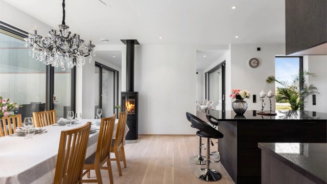I spisestuen gir en moderne peisovn både varme og hygge.