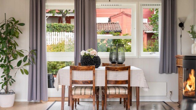 Stuen er et naturlig samlingspunkt og har gode vindusflater som bidrar til en lys og trivelig atmosfære