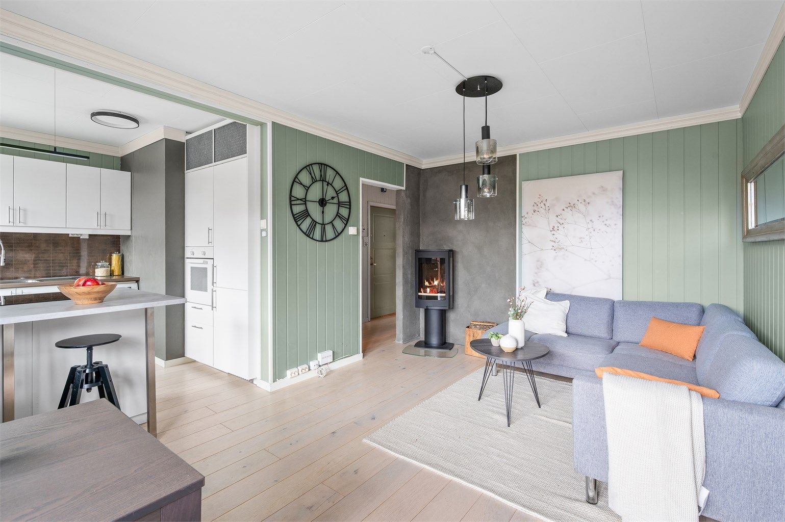  Det er store vindusflater som slipper inn rikelig med dagslys, og rommet er malt i nøytrale og tidløse nyanser som skaper en luftig og åpen romfølelse.