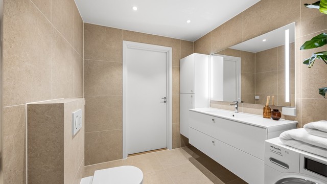Badet er renovert i 2026 og har en romslig utforming med god oppbevaringsplass i baderomsinnredningen.