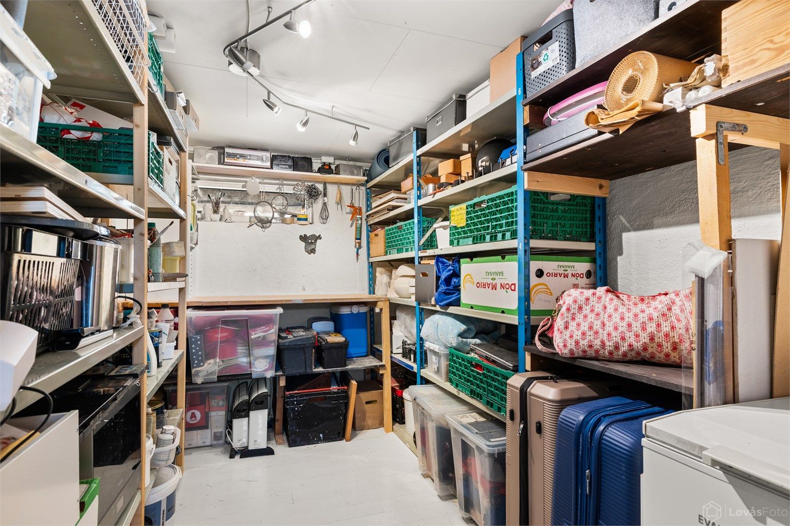 I kjelleren finnes en romslig bod som gir rikelig med lagringsplass.