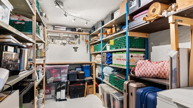 I kjelleren finnes en romslig bod som gir rikelig med lagringsplass.