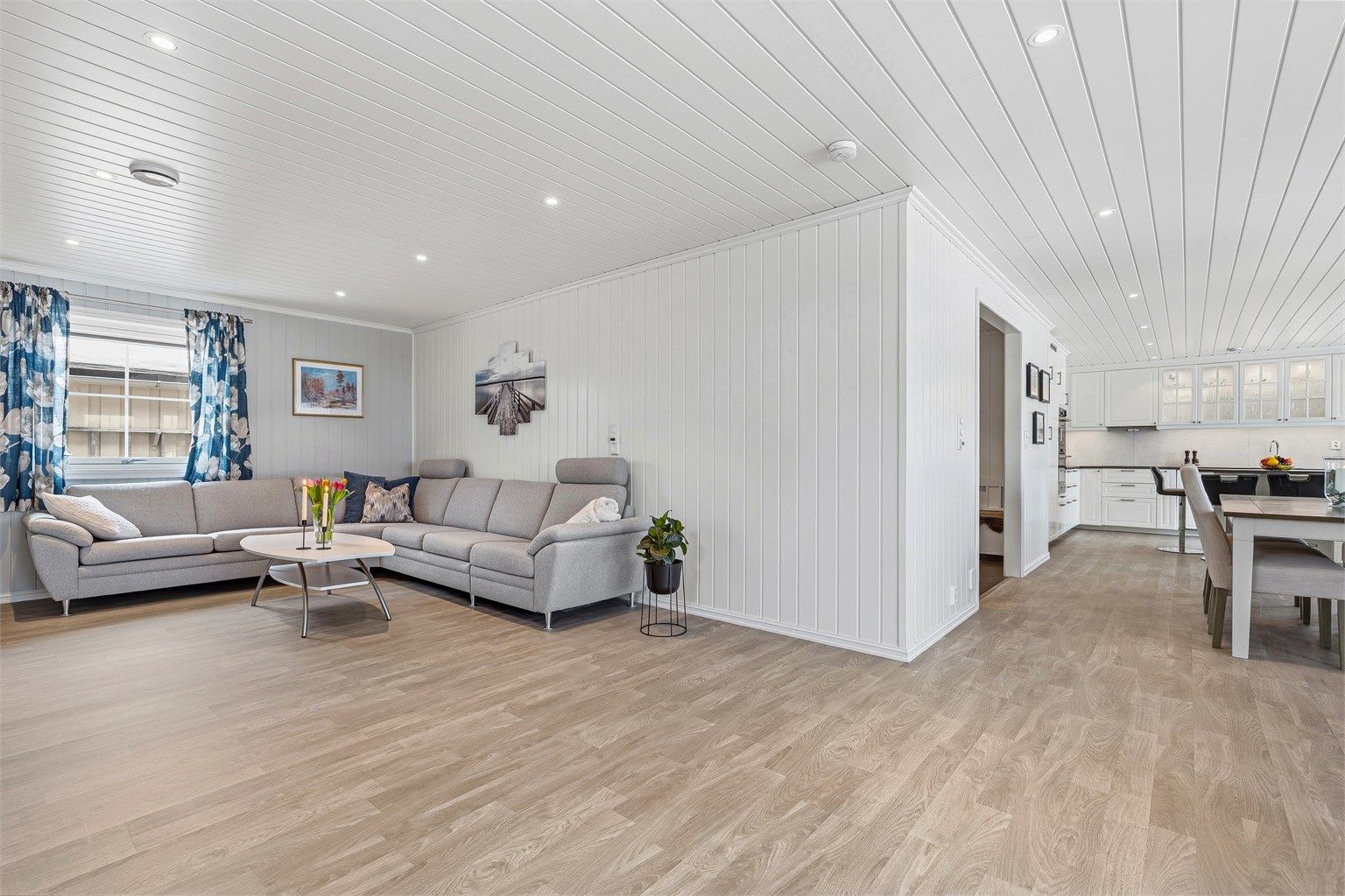 Hovedstue med fin plass til både sofakrok, spisestueplass og sittegruppe. Praktisk med åpen løsning mot kjøkken