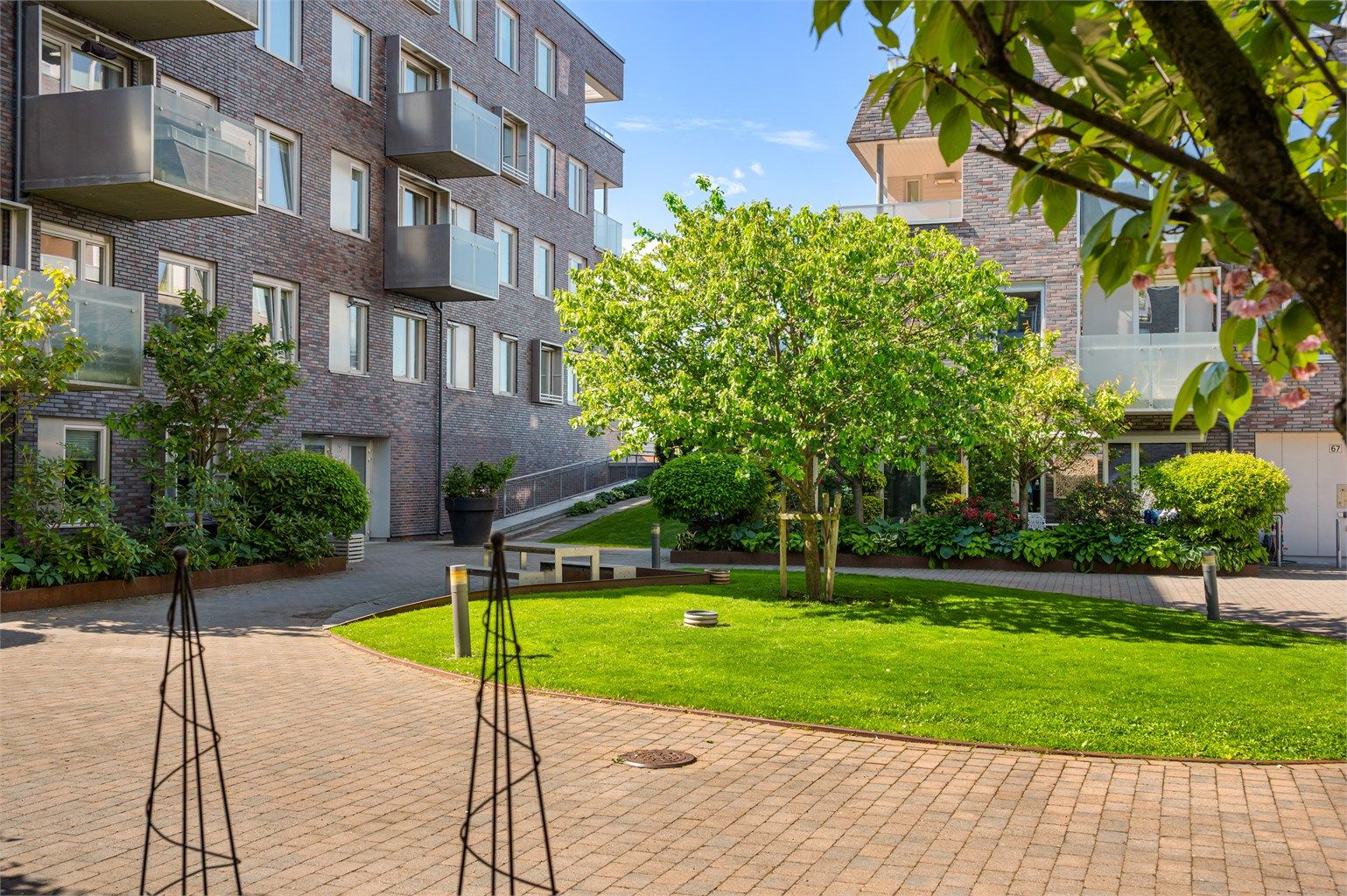 Koselig, rolig og romslig bakgård med mye beplantning. Barnevennlig og trygt bomiljø.