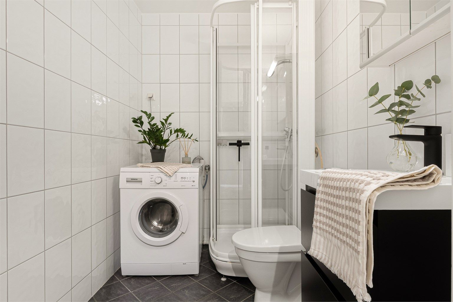 Helfliset bad med gulvvarme. Vannrør er av typen rør-i-rør og det er opplegg for vaskemaskin.