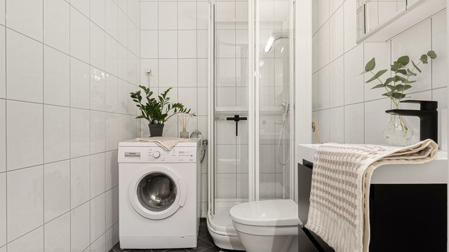 Helfliset bad med gulvvarme. Vannrør er av typen rør-i-rør og det er opplegg for vaskemaskin.