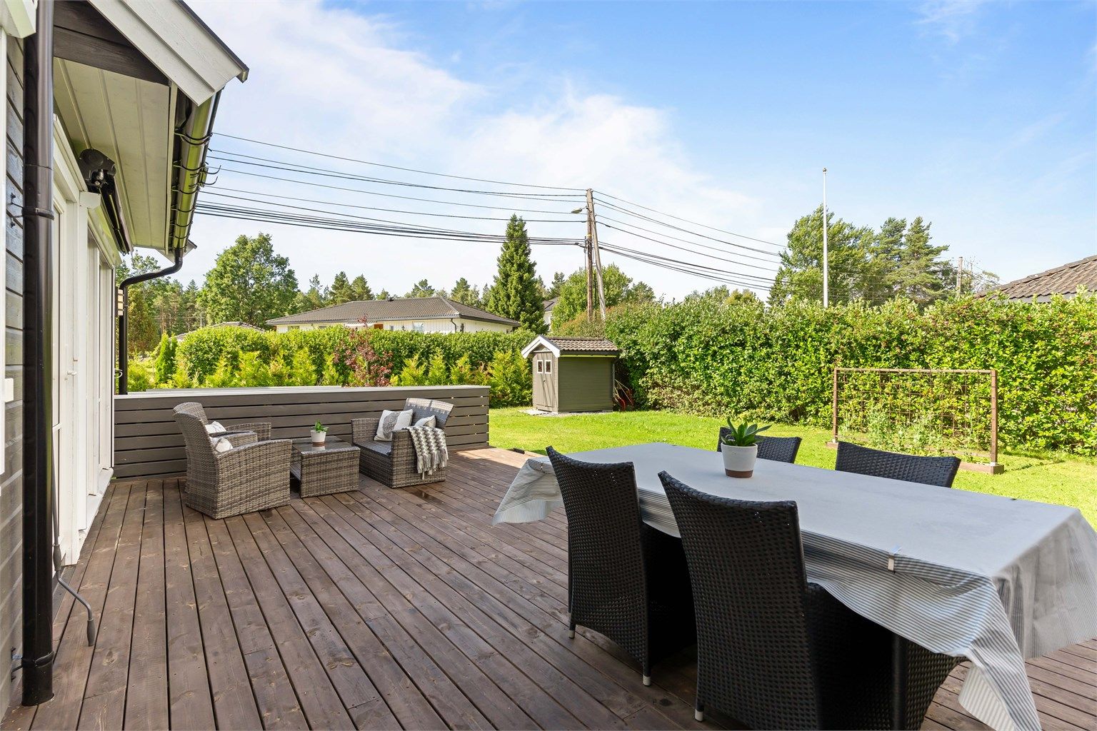 Uteområdet består av en terrasse og hage med gode solforhold, som gir fine rammer for hyggelige stunder utendørs.