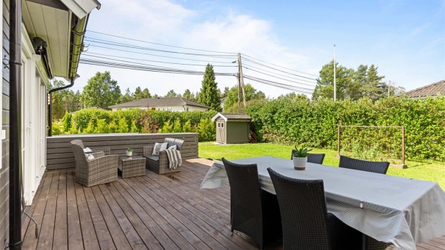 Uteområdet består av en terrasse og hage med gode solforhold, som gir fine rammer for hyggelige stunder utendørs.