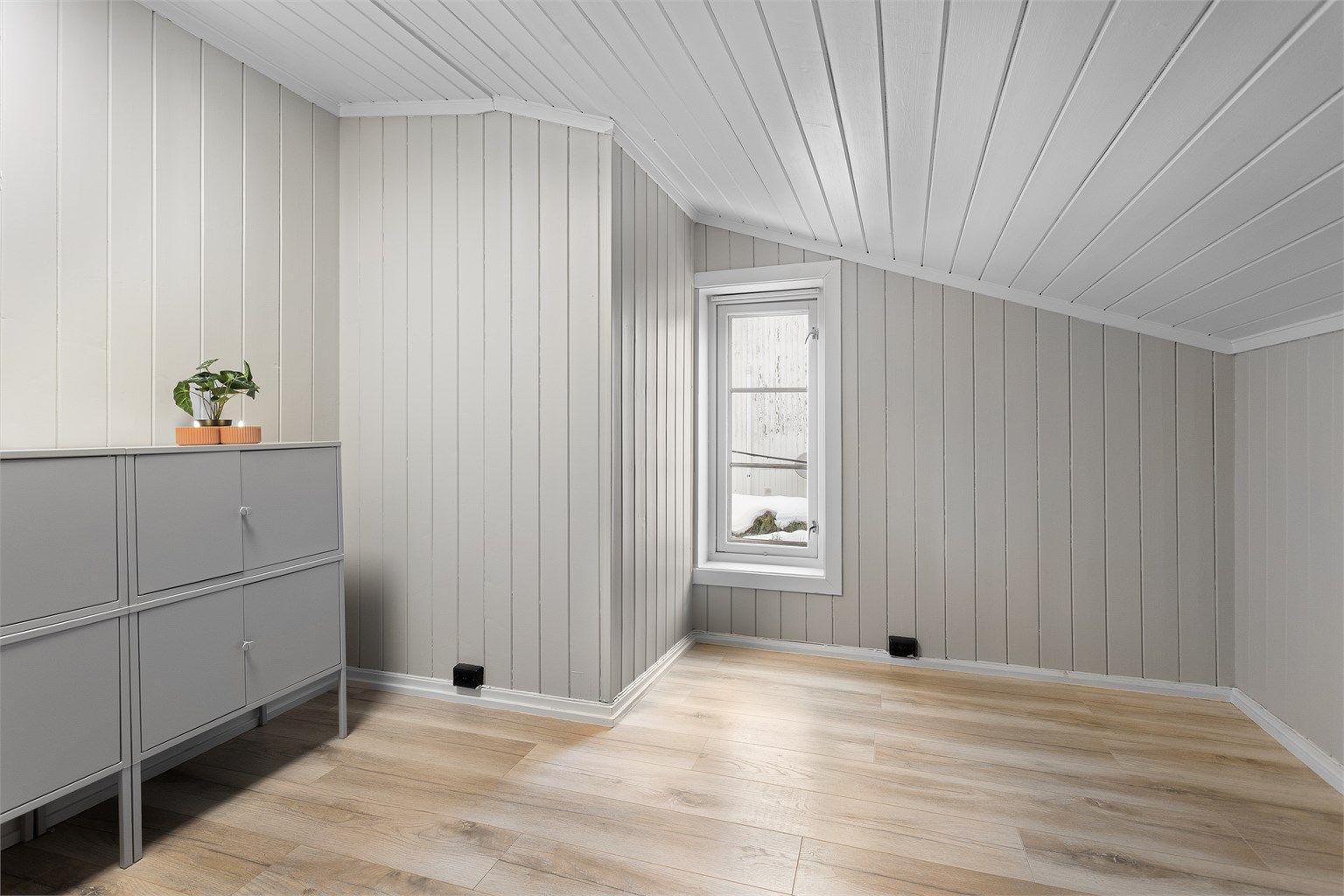 Leiligheten har to soverom, praktisk plassert i 2. etasje.