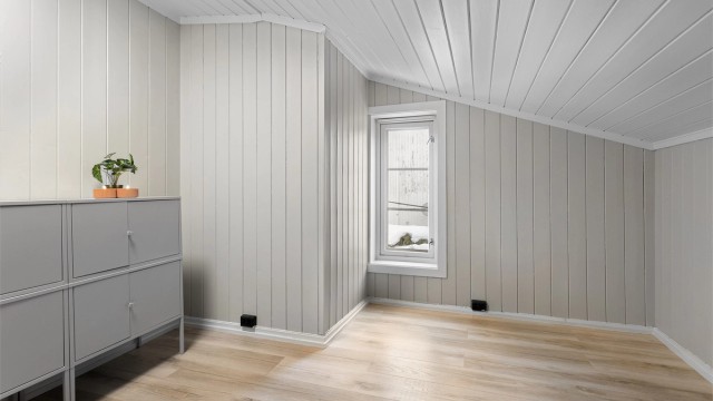 Leiligheten har to soverom, praktisk plassert i 2. etasje.