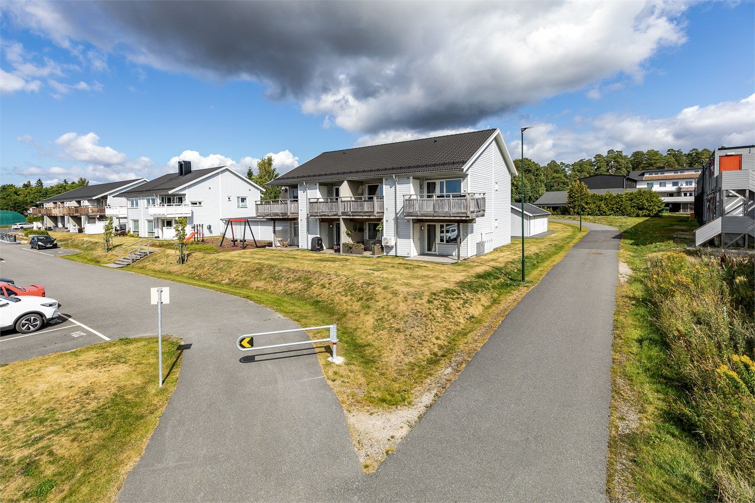 Leiligheten er én av totalt 66 boligseksjoner i Vårlitunet Boligsameie.