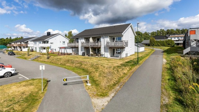Leiligheten er én av totalt 66 boligseksjoner i Vårlitunet Boligsameie.