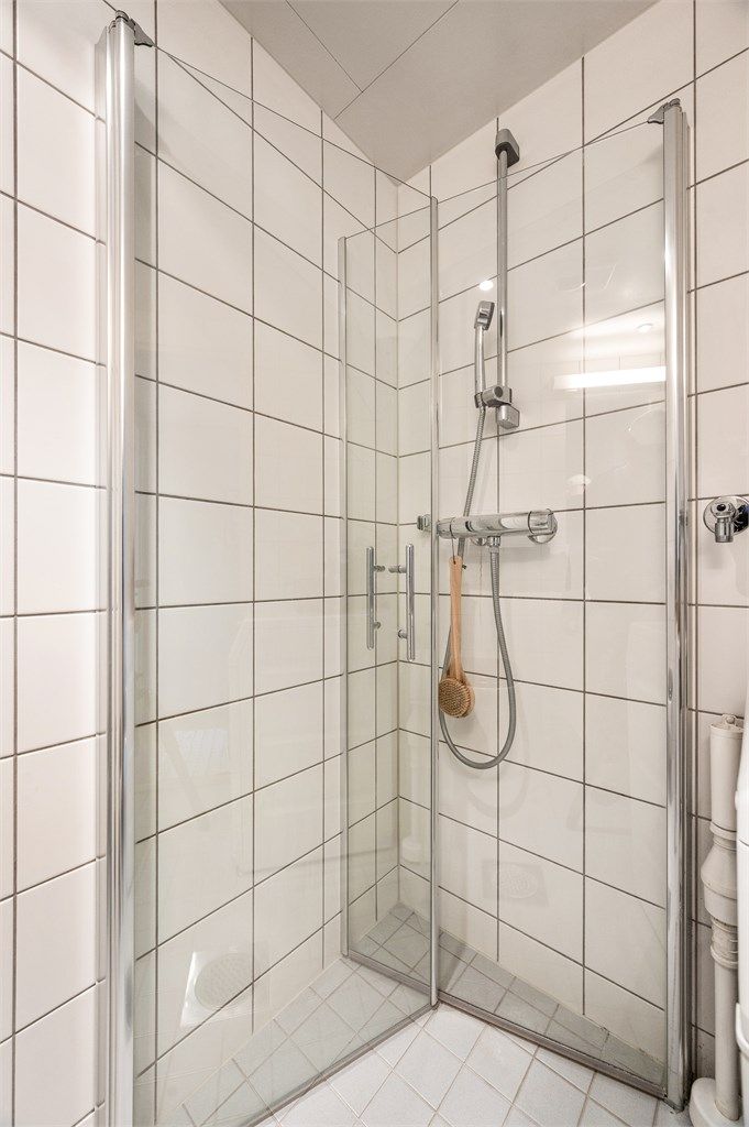 Badet har mekanisk avtrekk via ventil i himlingen for god luftkvalitet.