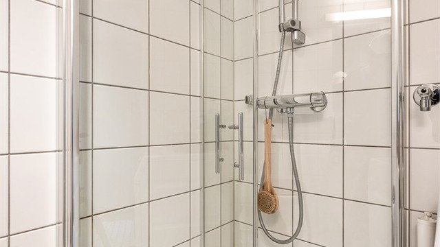 Badet har mekanisk avtrekk via ventil i himlingen for god luftkvalitet.