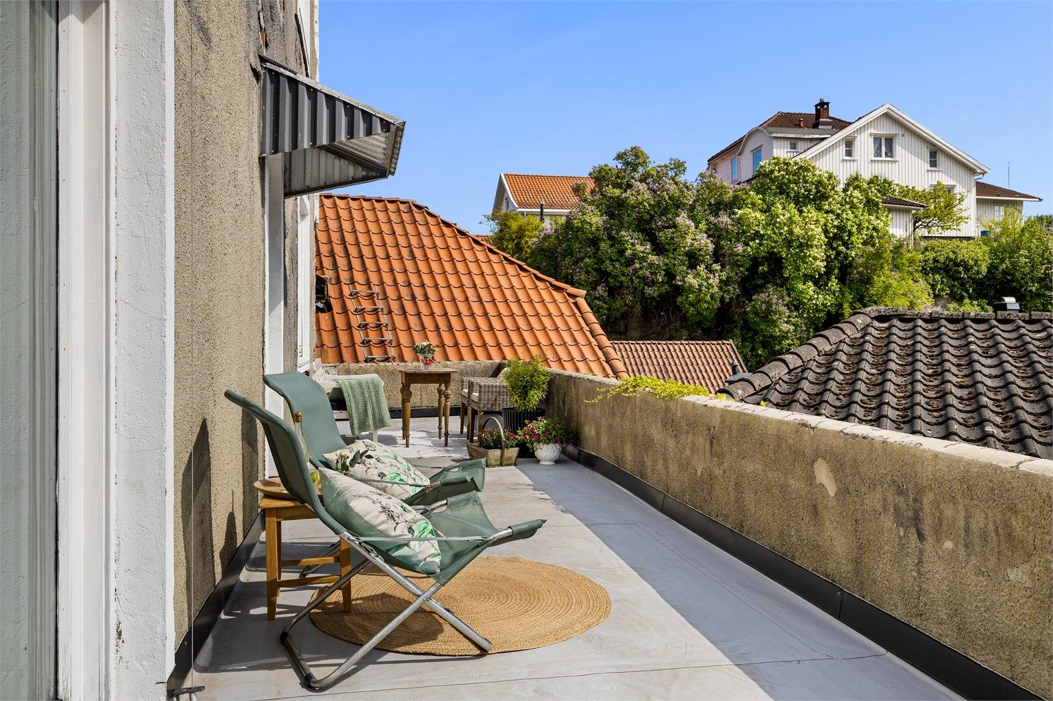 Sydvendt veranda med mye sol.