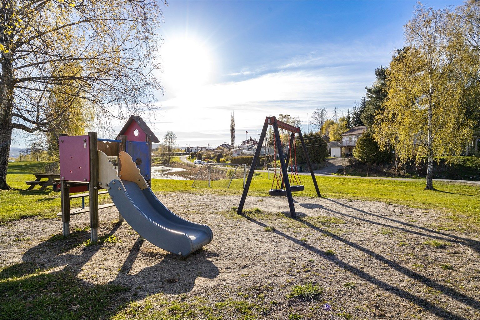 I umiddelbar nærhet ligger en felles lekeplass, trygt og tilgjengelig for barna i nabolaget.