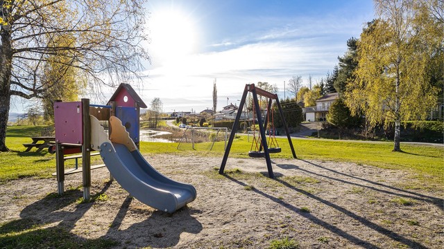 I umiddelbar nærhet ligger en felles lekeplass, trygt og tilgjengelig for barna i nabolaget.