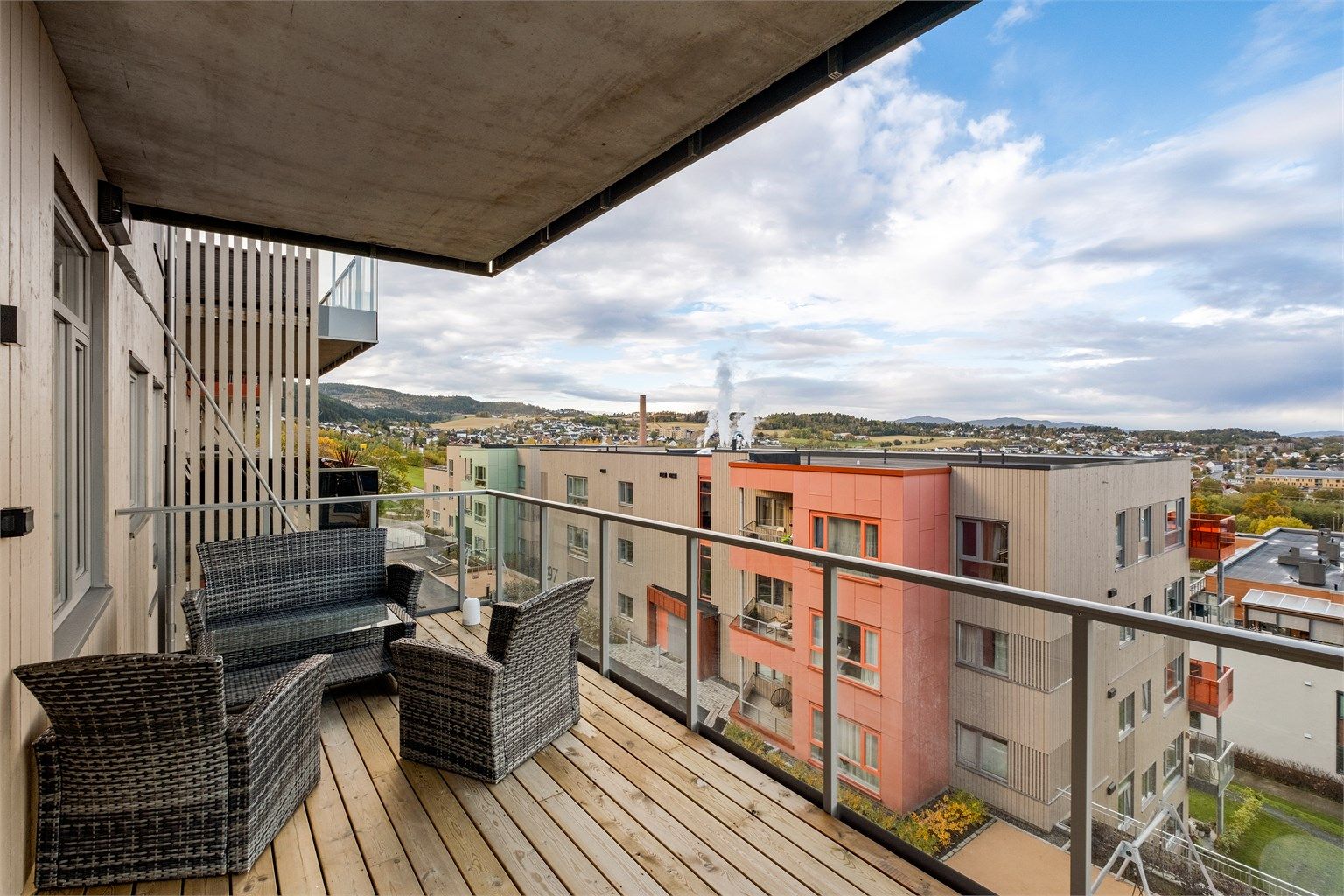 Fra stuen har man direkte utgang til en romslig balkong på 14 kvm med god plass til utemøblement og grill.