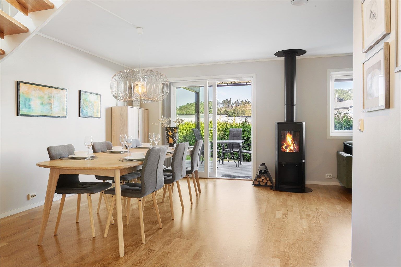 Skyvedør fra stuen ut til markterrassen visker ut skillet mellom inne og ute.