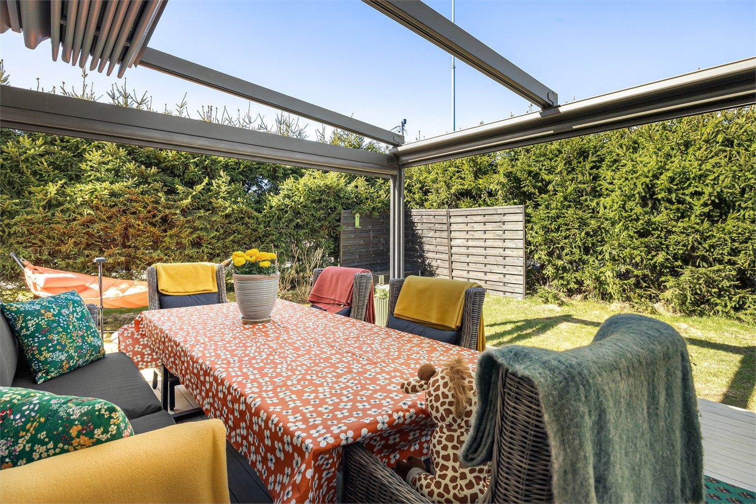 Her er det god plass til en stor sittegruppe, skjermet fra innsyn av en tett hekk.