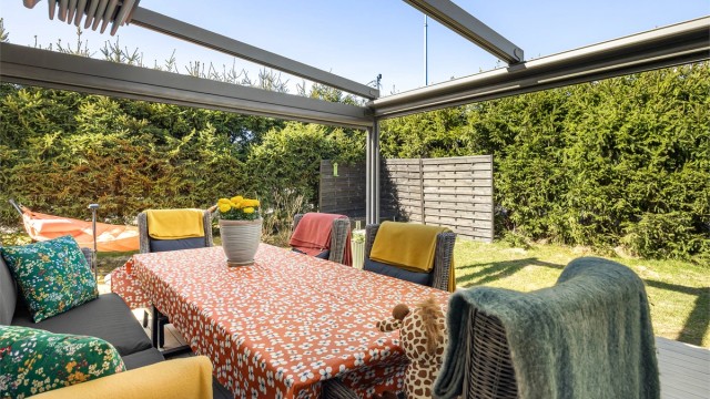 Her er det god plass til en stor sittegruppe, skjermet fra innsyn av en tett hekk.