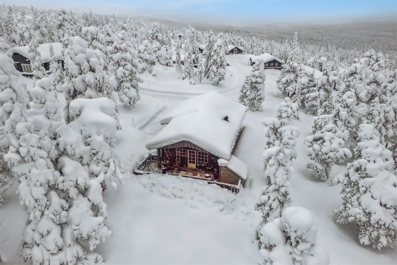 Velkommen til Lavskrika 9! Innbydende og solid fritidsbolig på Budor, godt tilrettelagt for helårsbruk.