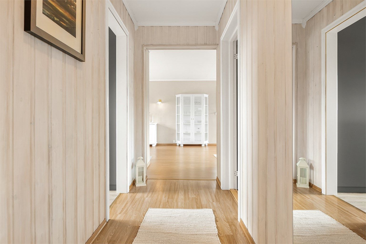 Innvendige overflater i 2. etasje: Laminat, belegg og tregulv. Malt panel, ubehandlet og tapet på vegger. Plater i himling.