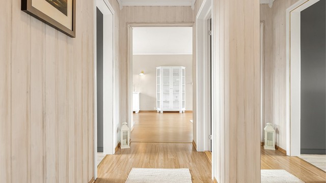 Innvendige overflater i 2. etasje: Laminat, belegg og tregulv. Malt panel, ubehandlet og tapet på vegger. Plater i himling.