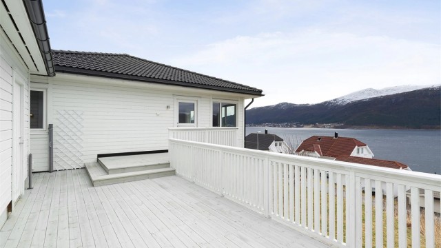 Terrasse med tilkomst fra stue