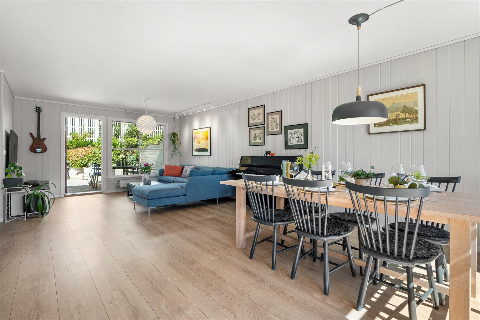 Stuen kan deles inn i soner og innbyr til flere bruksmuligheter.