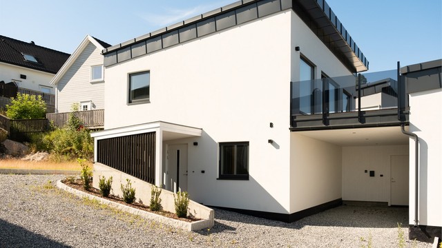 I carport er det oppstillingsmulighet for én bil. Boligen får ytterligere én oppstillingsplass ovenfor inngangspartiet.