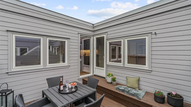 Terrassen har gode solforhold og plass til sittegruppe.