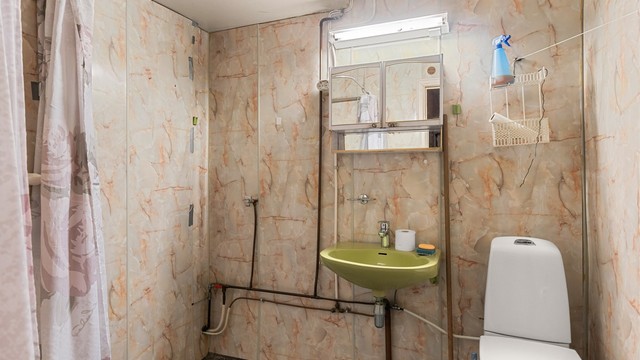 Bad av eldre standard. Selger opplyser at det i 2025 er utført rørfornying med strømpe, nye kraner på vask og nytt WC via boliglaget.