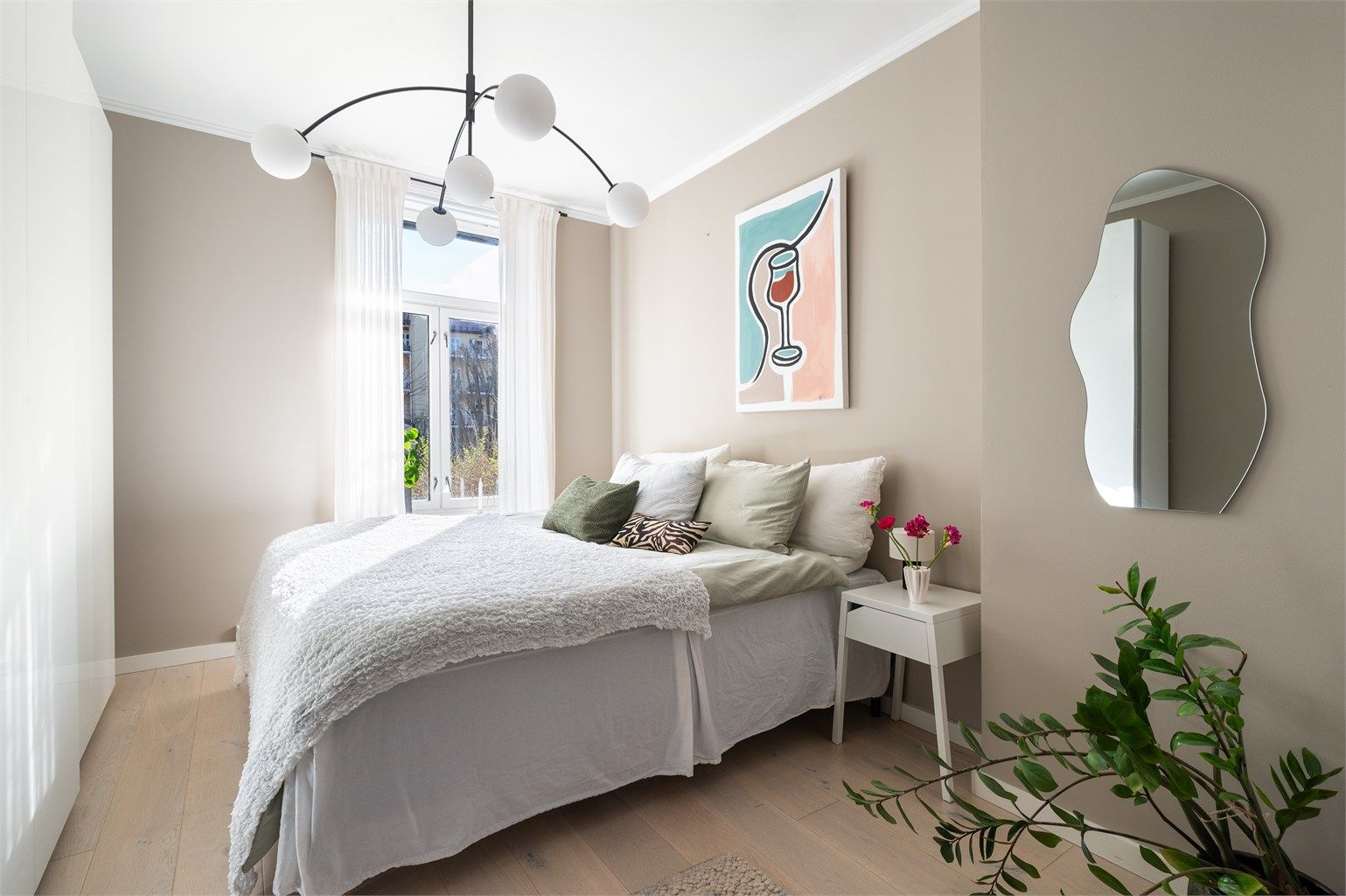 Hovedsoverommet er lyst og innbydende, med god plass til møblering.