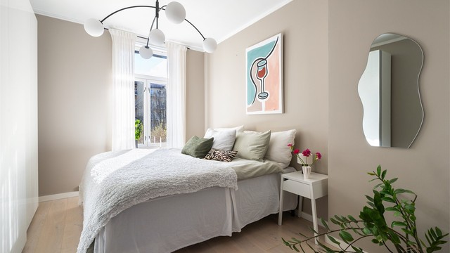 Hovedsoverommet er lyst og innbydende, med god plass til møblering.