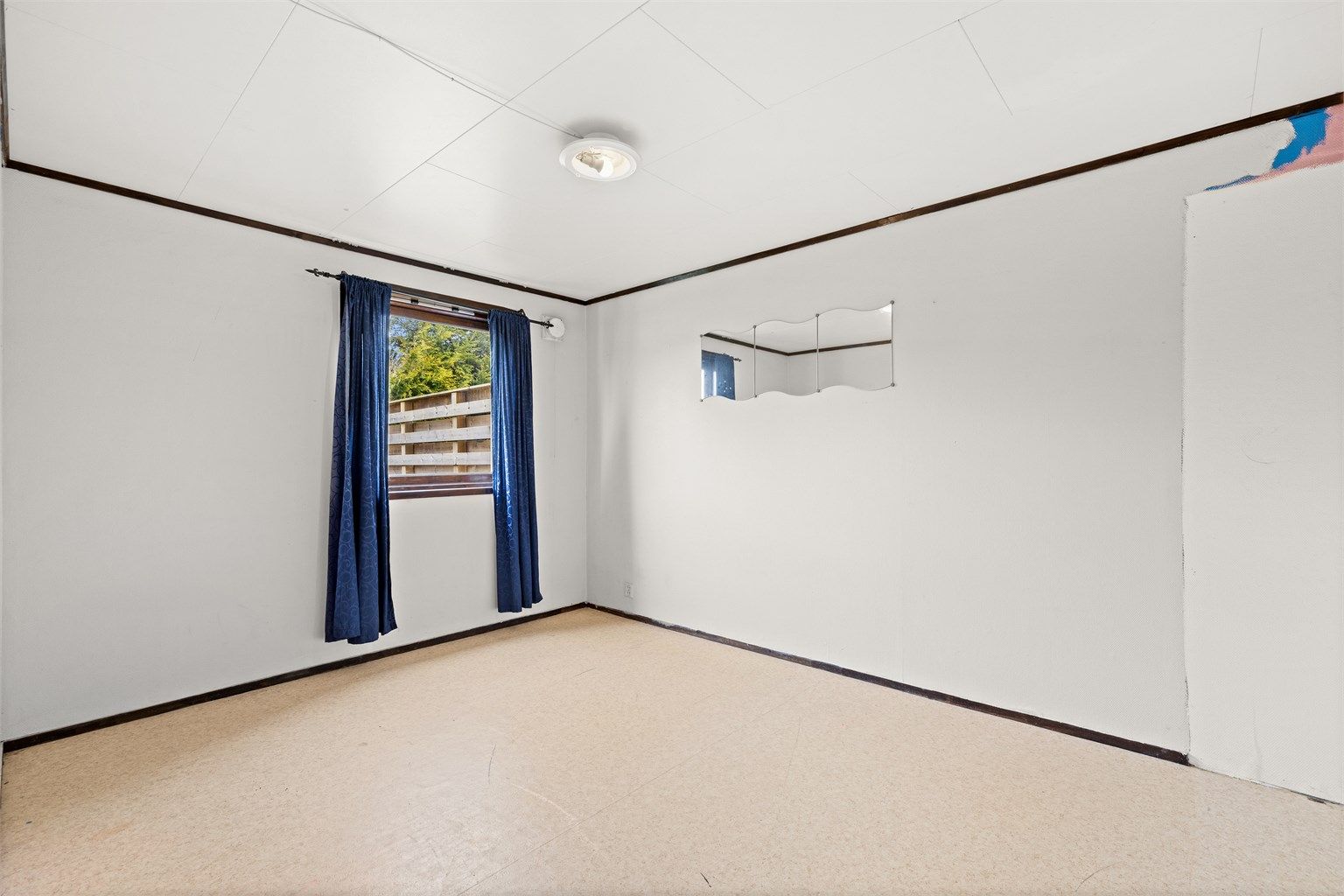 Underetasjen er innredet og har utlektede vegger.