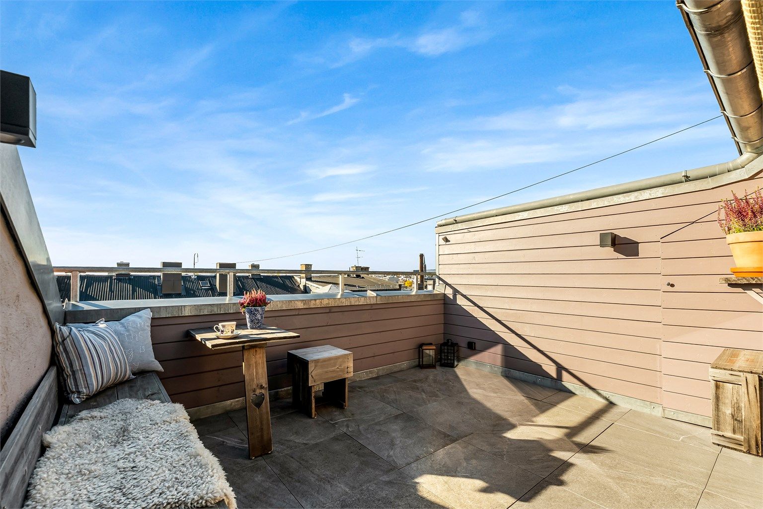 Terrassen er solrik og har rolig, skjermet utsikt.