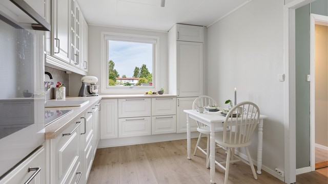 Kjøkkenet er lyst og har fine gjennomførte overflater