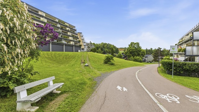 Rett utenfor boligen er det flott tur/-sykkelsti som går til Haugerud og Ellingsrud. Her er det flott utsikt mot grøntområder og byen langs ruten