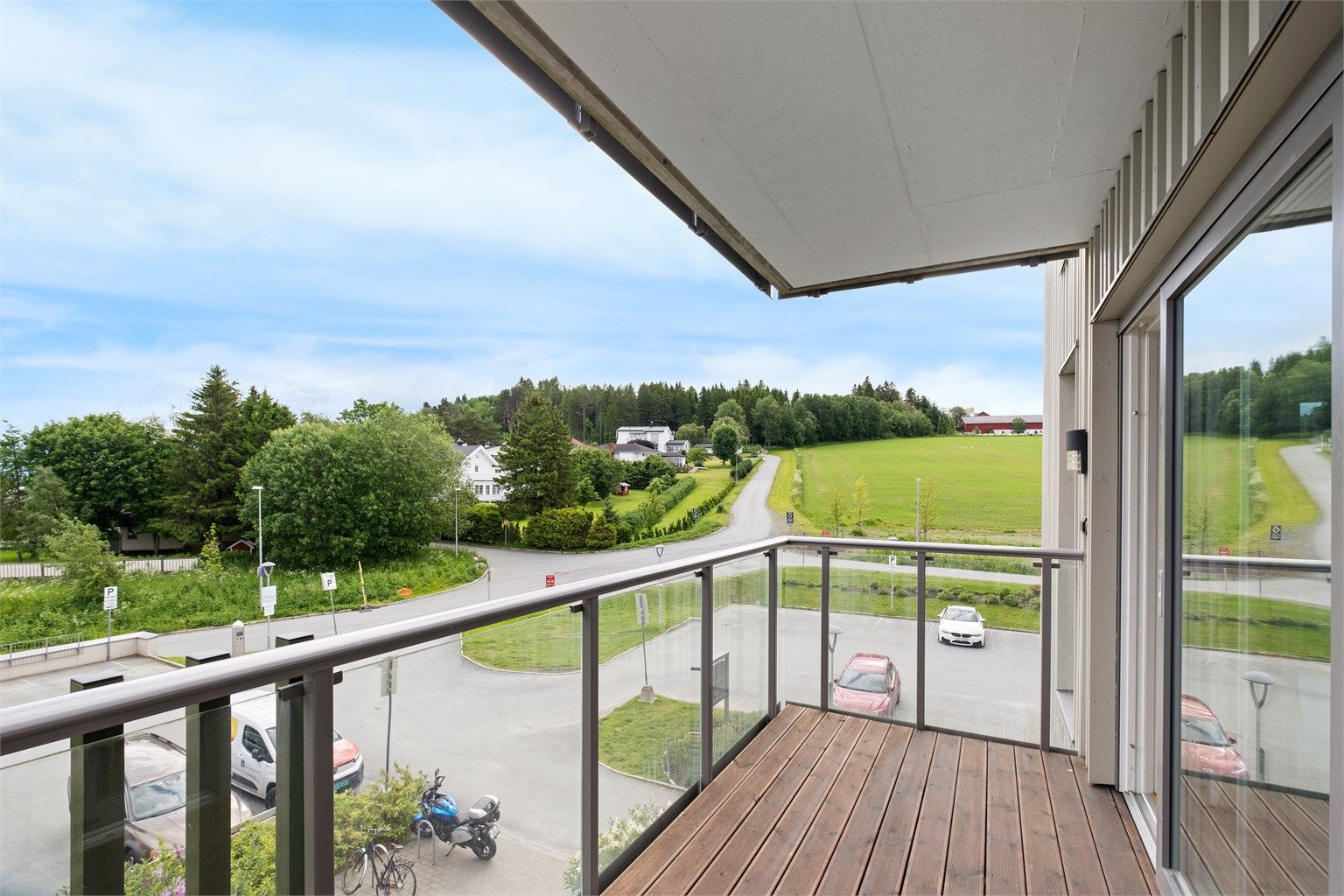 Du finner flere barnehager og skoler innen rekkevidde, samt praktisk nærhet til dagligvarebutikker, treningssentre, restauranter og flotte turområder. Det er også kort vei til flere av Trondheims anerkjente studiesteder. 