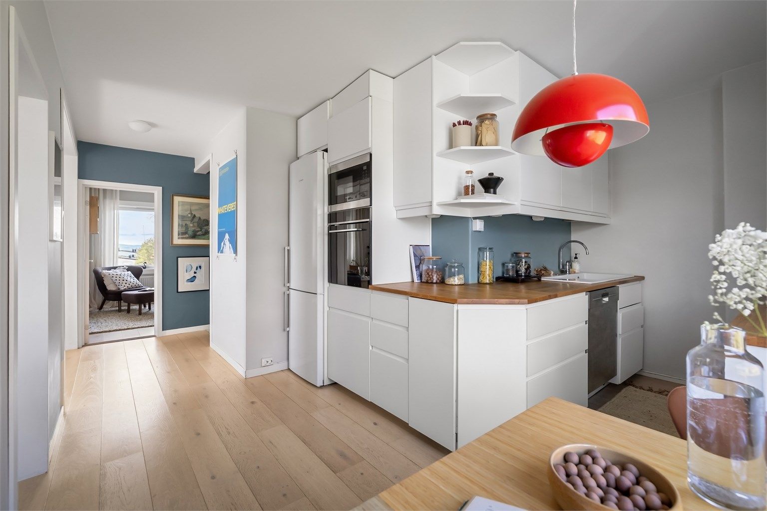 Oppvaskkum i porselen med ett-greps armatur og integrert stekeovn og mikrobølgeovn