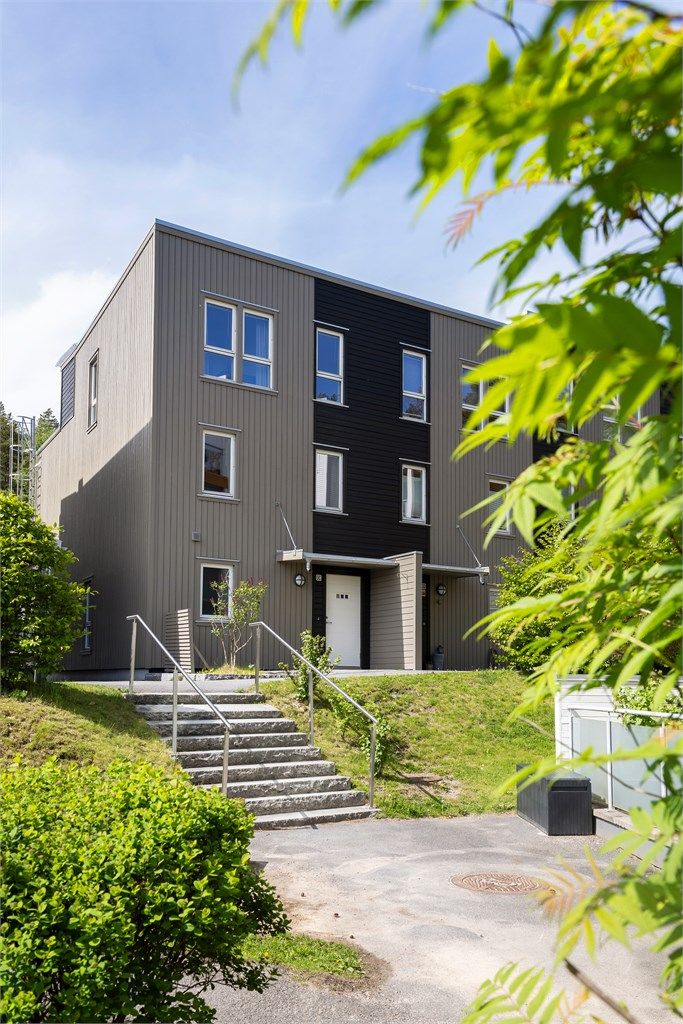 Her bor du i et barnevennlig og veletablert nabolag på Langhus, med kort vei til det meste