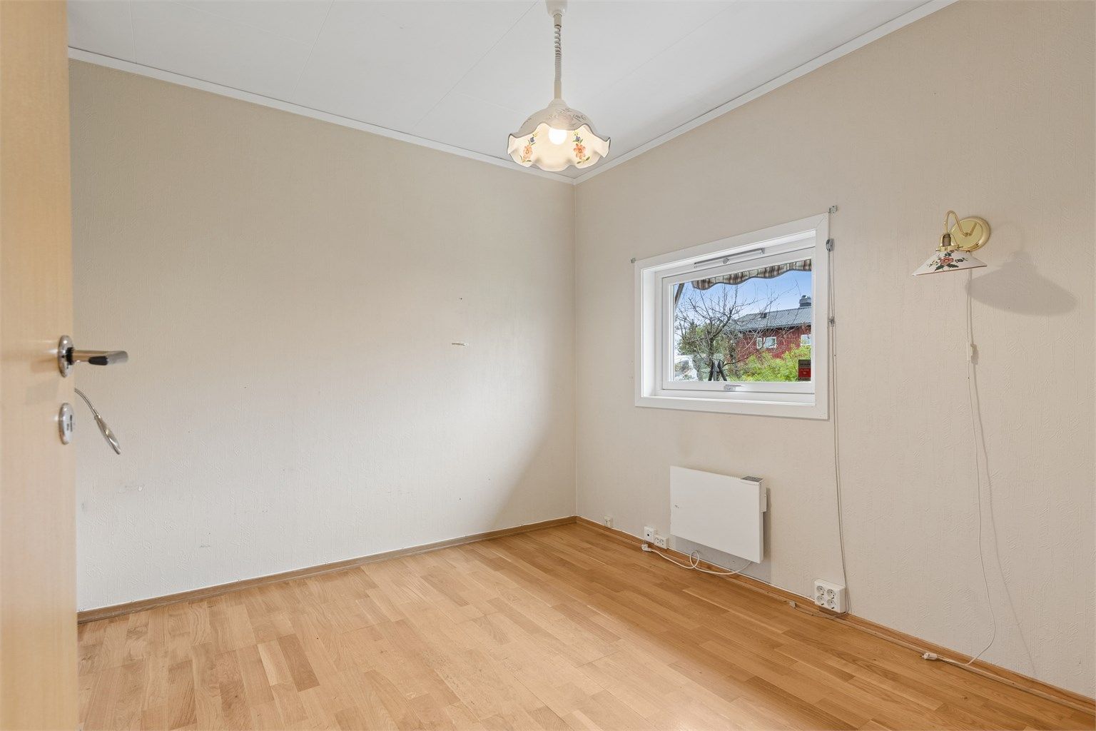 Det andre soverommet kan fint benyttes som både gjesterom, hobbyrom eller kontor etter behov.