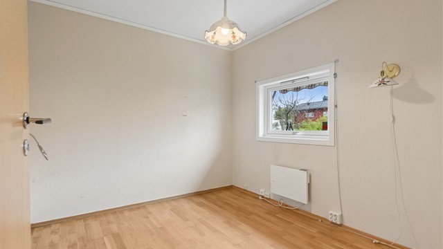 Det andre soverommet kan fint benyttes som både gjesterom, hobbyrom eller kontor etter behov.