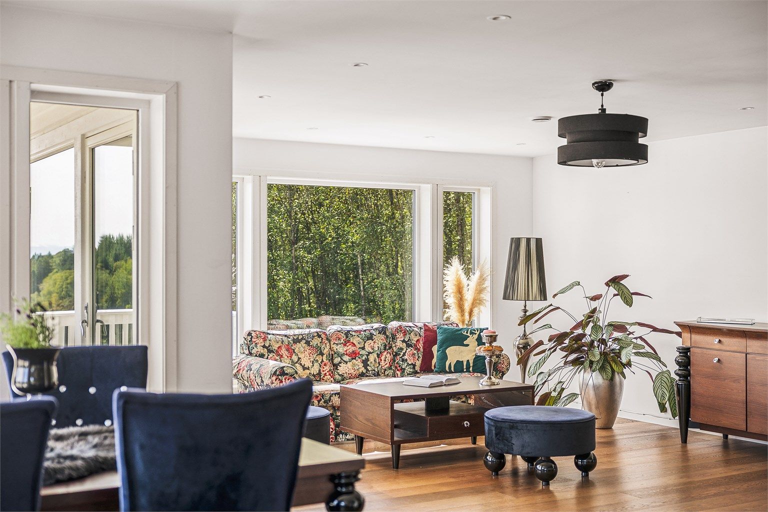 Stuen har store vindusflater og er dermed meget godt belyset. Her får du inn masse dagslys og sol.