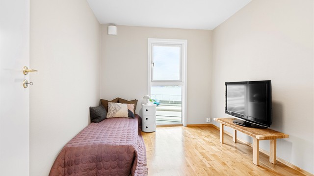 Lyst soverom med plass til seng og garderobe.