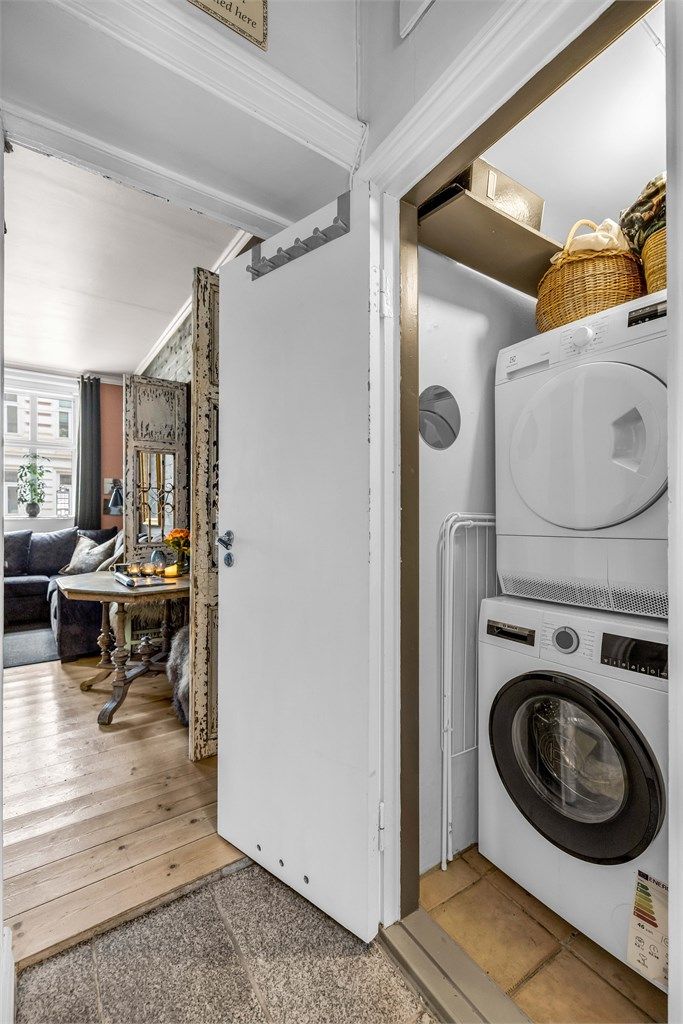 Praktisk rom med opplegg og plass for vaskemaskin samt plass til å henge fra seg yttertøy da rommet er lokalisert i tilknytning til entreen.